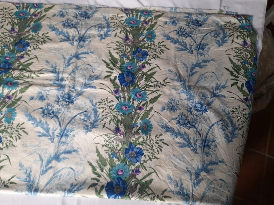 Tissu bleu fleuri, ancien, fond blanc cassé, 3 coupons - Photo 1/2