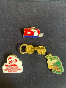 MENGE 4 VINTAGE MICHIGAN PINS THANKSGIVING PARADE, SCHLÜSSEL, BUSFAHRER, 150 JUBILÄUM - Bild 1 von 7
