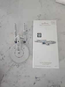 Hallmark Keepsake 2010 EE. UU. Ornamento ENTERPRISE NCC-1701 MAGIC STAR TREK - Imagen 1 de 3