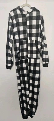 Pijama polar de una pieza a cuadros de búfalo blanco y negro grande para mujer Foto 1 de 4