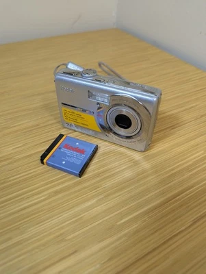 Cámara digital plateada KSE Kodak EasyShare M753 7,0 MP + batería SIN PROBAR Foto 1 de 4