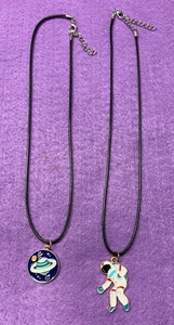 2 Collares Espaciales Astronauta 20" lonf y Saturno 18" largo - Imagen 1 de 4