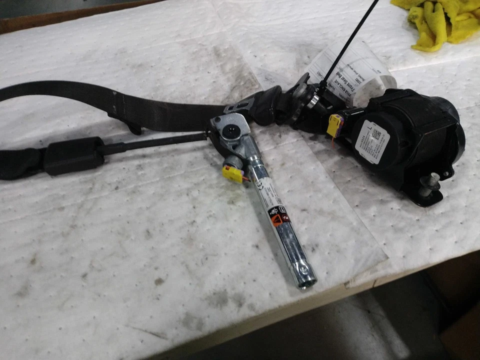 Used Front Left Seat Belt Front fits: 2018 Buick Enclave bucket driver retractor - Image 1 of 4