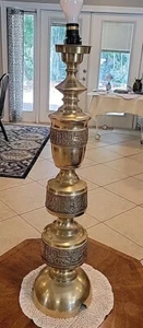 Monumental MCM BRUTALIST BRASS LAMP a La JAMES MONT Embossed Designs Vintage - Picture 1 of 20