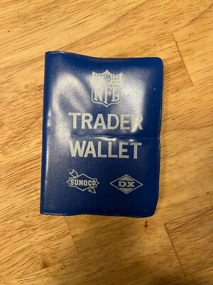 Cartera comerciante de estampillas de fútbol americano Sunoco DX 1972 de la NFL con tarjetas/sellos Foto 1 de 4