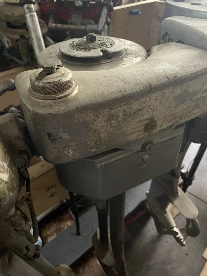 Vintage 1934 Outboard Motors Corp 2HP Outboard Boat Motor NO PROP Foto 1 de 4