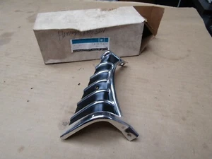 1966 Chevelle Malibu NOS GM 3876424 RH Head Light Bezel Grill Extension Molding - Foto 1 di 8