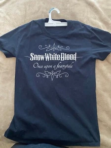 Camiseta Banda Blancanieves Sangre "Érase una vez un cuento de miedo" - Pequeña, Nueva Sin Usar - Imagen 1 de 2