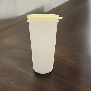 Contenedor de almacenamiento de cocina de plástico para fideos o frijoles altos Tupperware y tapa amarilla - Imagen 1 de 7