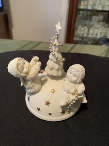 Snowbabies Trimming The Tree, Revolving Music Box Plays O Tannenbaum New - Picture 1 of 4