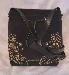 Michael Kors Cary kleine tültige Wildleder-Eimertasche schwarz gold mit Nieten 9x9x4 - Bild 1 von 6