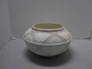 Jarrón Southwestern Rotund Bowl diseño texturizado rosa beige verde líneas #2 - Imagen 1 de 10