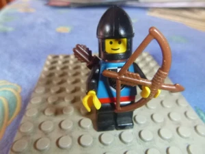 LEGO Minifig Black Falcon 6062 Black Legs with Red Hips Black Chin-Guard Quiver - Picture 1 of 4
