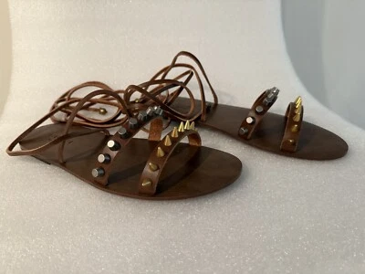 GUCCI SANDALIAS AL TOBILLO PARA HOMBRE 8.5UK/9US - CUERO MARRÓN, TACHUELAS, DIJES FELINOS Foto 1 de 4