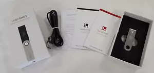 Ledger Nano S Clé Porte-Monnaie Sécurisé pour Cryptomonnaies Gérer Bitcoin /EBPA - Imagen 1 de 3