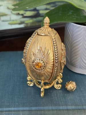 Joan Rivers Tesoros Imperiales Huevo Las Cuatro Estaciones con Dije y Soporte Foto 1 de 4