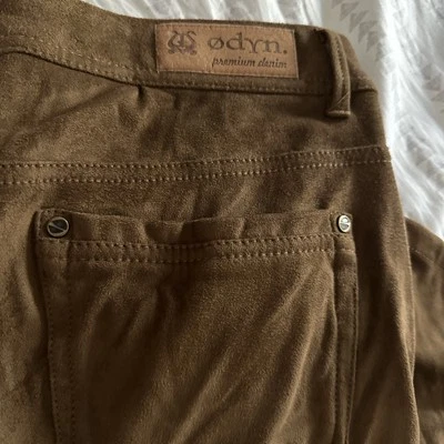 Pantalones elásticos de 5 bolsillos de terciopelo suave marrón 14 ODYN para mujer Foto 1 de 3