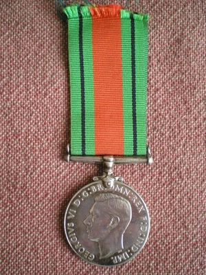 WW2 Canadian Silver Defence Medal - Image 1 of 4