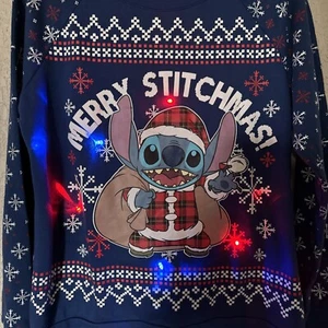 Suéter Disney Ligero Feo Feliz Navidad Stitchmas Azul Iluminado Talla M - Imagen 1 de 16