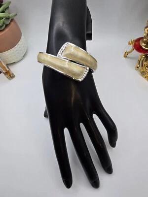 Brazalete con bisagras FUMI esmalte crema diamante de estrás transparente acolchado resorte fuerte Foto 1 de 4
