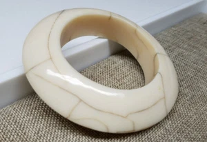 BELLISSIMO BRACCIALE DONNA IN RESINA BIANCO AVORIO BRACCIALE DI DESIGN Nuovo - Foto 1 di 4
