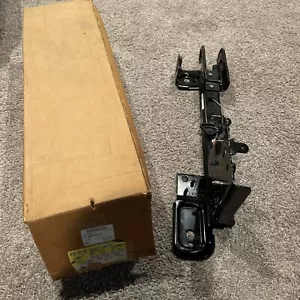 GM OEM 2003-06 Suburban Yukon Escalade Rear Passenger Inner Seat Riser 88976870 - Picture 1 of 8