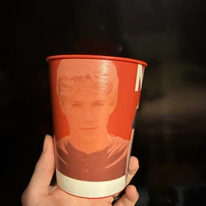 One Direction 1D Sammeltasse Kunststoff 16oz Gastgeschenk Party Tasse Boy Band - Bild 1 von 5