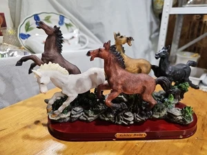 Figura de 5 caballos Ashley Belle sobre base de madera nueva en caja - Imagen 1 de 11