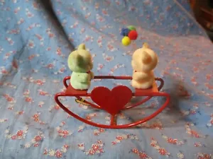 (1097) Vintage NOS Russ Berrie Flocked Bears Balloons on Rocker Red Heart - Picture 1 of 5