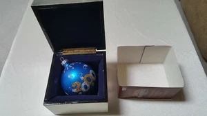Ornamento natalizio vetro blu Millennium 2000 -Banco da lavoro Babbo Natale in scatola usato buono - Foto 1 di 12