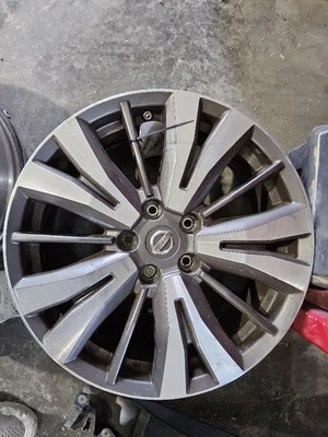 Llanta Nissan Pathfinder 2017-2020 18x7-1/2 aleación mecanizada pintada radios en V Foto 1 de 4