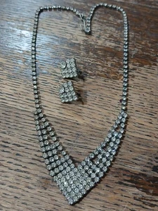 Conjunto de collar + pendientes de clip vintage pavé de diamantes de imitación en forma de V cierre de gancho antiguo - Imagen 1 de 7