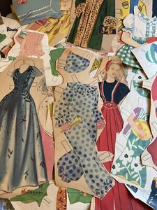 Surtido de ropa recortada para muñeca de papel alrededor de 1950 - Imagen 1 de 5