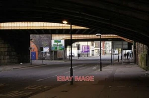 FOTO UNTER DER EISENBAHN WESTLICH VON MANCHESTER VICTORIA DIE A56 UNTERQUERT DIE RA - Bild 1 von 1