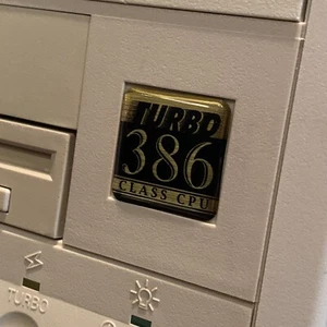 Custom Vintage 386 Turbo Computer Case Badge DOMED Sticker Retro PC 386GD 1x1 - Afbeelding 1 van 2