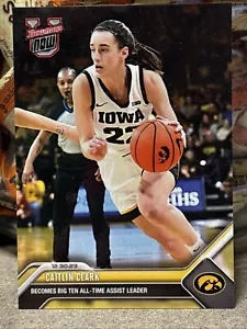 2023 TOPPS NOW BOWMAN U #24 CAITLIN CLARK - BIG TEN ASSIST LEADER - Foto 1 di 2