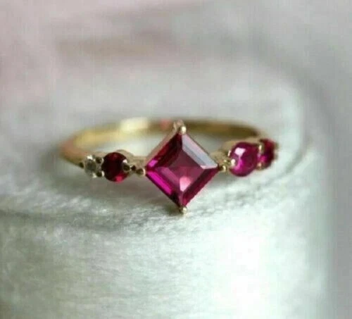 Anillo de boda solitario de rubí rosa simulado de 2 quilates para mujer enchapado en oro amarillo de 14 quilates Foto 1 de 3