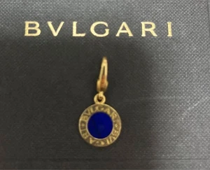 Collana con ciondolo tondo BVLGARI con ciondolo in oro 18 kt e lapislazzuli - Foto 1 di 6