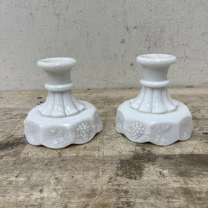 Set vintage portacandele in vetro latte Westmoreland Grapevine 1940 timbrato con - Foto 1 di 6