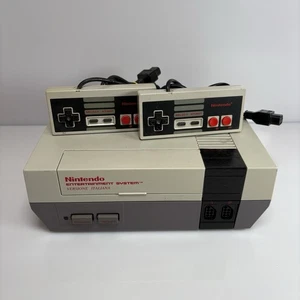 CONSOLE NINTENDO NES MODELLO NESE 001 ITA + 2 CONTROLLER - No Cavi - Funzionante - Foto 1 di 4