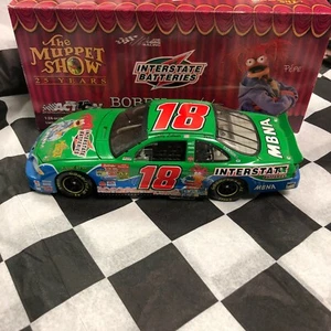 Bobby Labonte #18 Interstate Pilas Muppets 25th Aniv. 2002 Pontiac 1:24 - Imagen 1 de 7