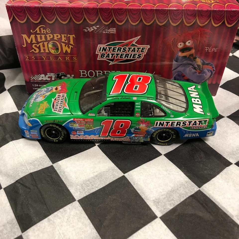 Bobby Labonte #18 Interstate Batterie Muppets 25th Anniv. 2002 Pontiac 1:24 - Immagine 1 di 4