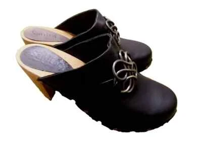 Tamancos femininos Sanita couro preto salto de madeira cravejado metal monograma detalhe 37/6 - Imagem 1 de 4