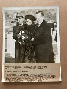 NEWS PHOTO 1937 Boston Mass Widow Evelyn Gaeta Mourning Grave Site Funeral #138 - Picture 1 of 5