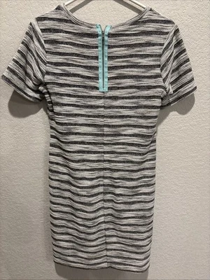 Vestido informal tejido a rayas gris/negro turquesa cremallera talla M Xhilaration para mujer Foto 1 de 4