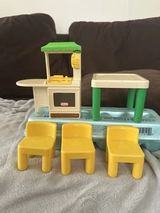 1990s Dollhouse Little Tikes Party Kitchen Green Top W/ 3 Chairs/ Table - Bild 1 von 4