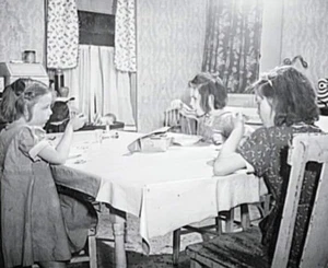 Photo Vintage "Sisters at the Table – Buffalo, NY 1943 WWII Homefront Photo" - Picture 1 of 1