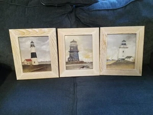 Hermoso conjunto de 3 cuadros de faro con marcos de madera encalados contemporáneos - Imagen 1 de 13