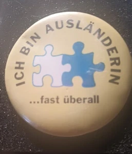 Deutsche Politische Erklärung Pin -Vintage- Ich bin Auslanderin...schneller Uberall - Bild 1 von 3