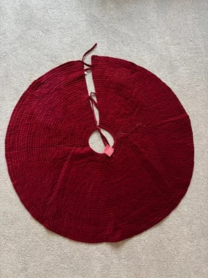 Pottery Barn 天鹅绒通道绗缝树裙红衣主教红色美丽 60 英寸 D 全新! — 第 1/4 张图片